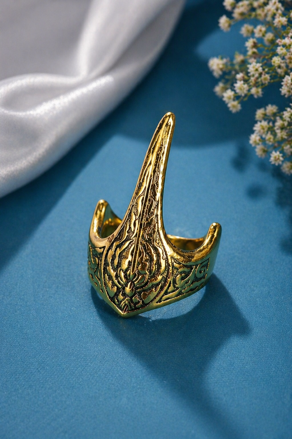 PRISMETIC Fang Statement Ring